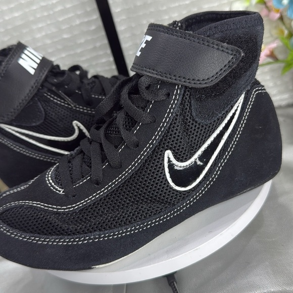 (N1) Nike Kids Black and White High-Top Sneakers, Sz 2Y - Picture 2 of 10